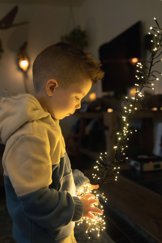 Zoon haalt kerstlampjes uit elkaar